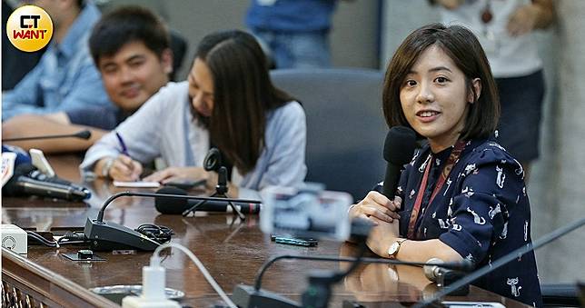 黃瀞瑩「路邊激吻」新歡20秒！男記者夜奔香閨　友爆：學姊淪小三