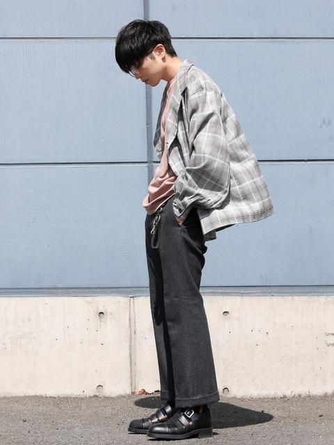 選擇灰色西裝外套與不同單品混搭呈現多變的日系街頭印象