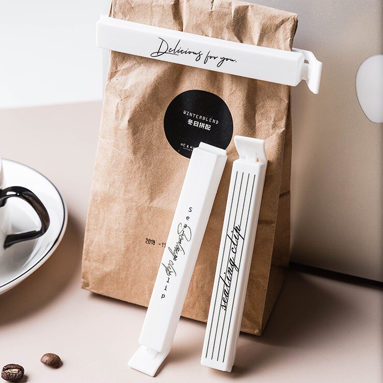 北歐字母印花食品密封夾 材質:pp 工藝:高溫印花 包裝:盒裝/10入1組 沒吃完的零食或是其他袋裝食品用密封夾夾緊密封防潮不易漏氣~ 致力於提供最佳購物體驗而不斷努力 幸福小舖-讓家更有溫度