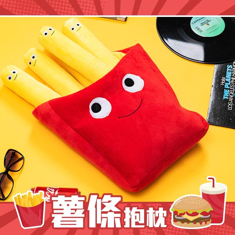 仿真薯條抱枕 治癒系超可愛的薯條造型 每根薯條可拿起揮舞(枕頭大戰? 面料柔軟親膚好摸好抱 內部填充柔軟PP棉，按壓有彈性不易變形 來一份仿真薯條抱枕看電影的最佳小夥伴 商品規格 款式：薯條抱枕 尺寸