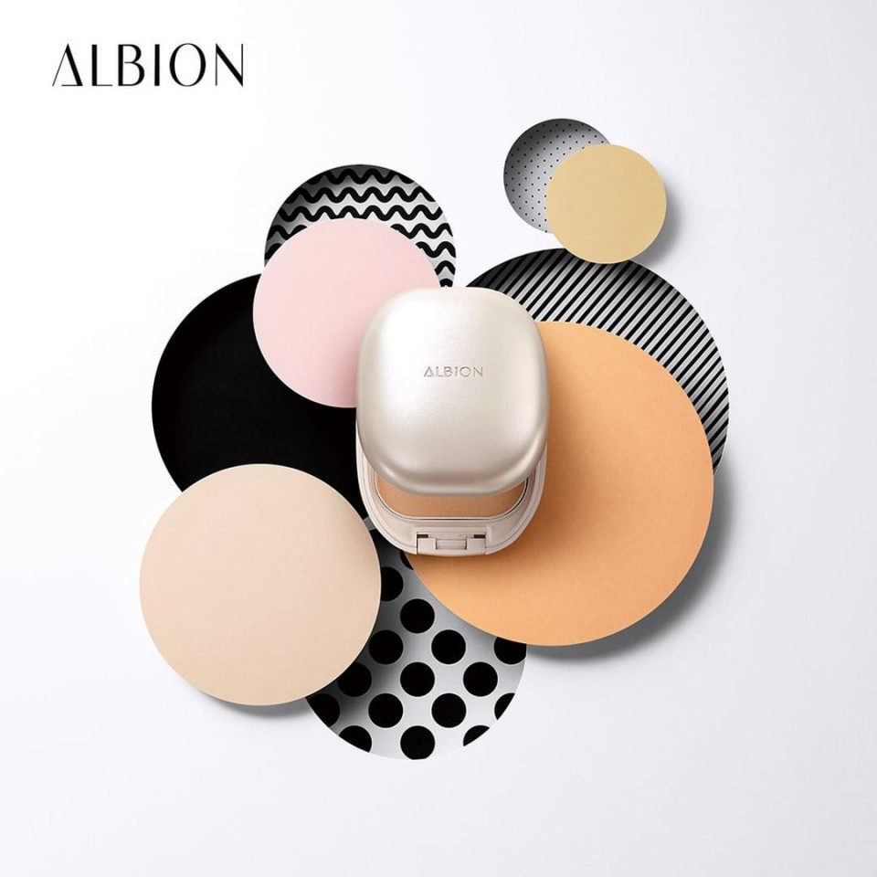 專櫃控油粉餅推薦4：ALBION 皙潤雪膚輕感粉餅，NT.1680（粉蕊NT.1350/粉盒NT.330）