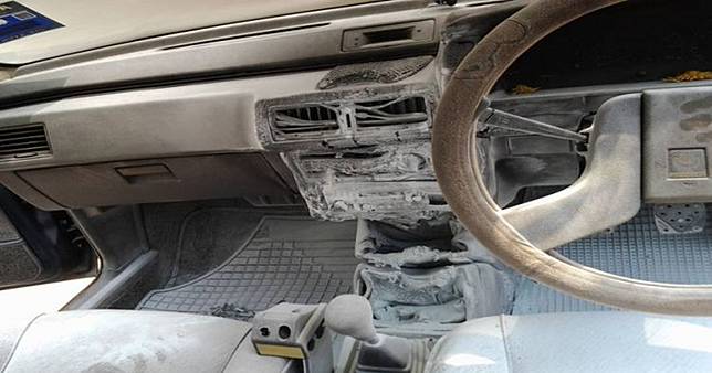 Jangan tinggalkan 5 benda ini di mobil, bisa fatal banget akibatnya
