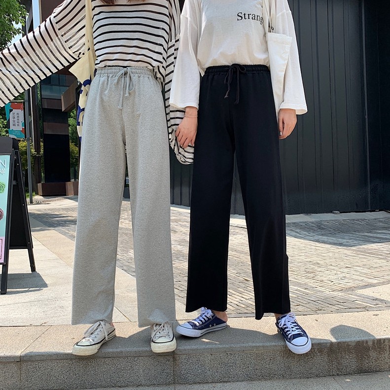 不想穿高跟鞋的日子 出門踏青遊玩的日子 想輕松逛街無壓力的日子當然還有休閑居家遛遛狗等各種追求舒適的日子都可以選擇這款褲子哦~褲子的薄厚度很適合現在的溫度 而且料子也很舒服 柔軟親膚可自由調節的抽繩設