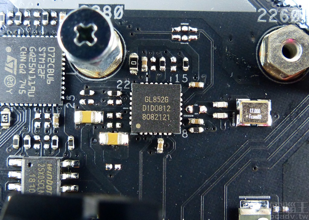 2 組前置面板 USB 2.0 擴充針腳由 GL852G 集線器晶片負責