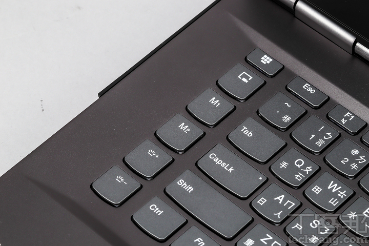 可程式化巨集快捷鍵－M1 及 M2 鍵可透過內建軟體設定巨集功能，但鍵盤背光調整鍵對於 FPS 玩家來說有些卡手。