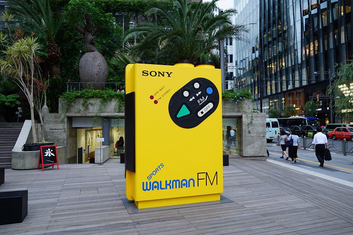Sony Park 入口處的大型 Walkman 模型，是 Sony 第一代運動型隨身聽 WM-F5。