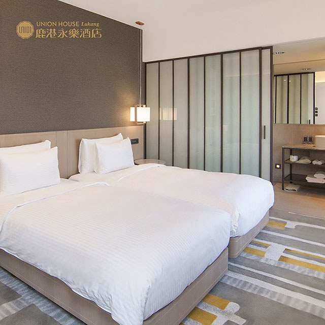 使用說明: 1.單張可2人於鹿港永樂酒店入住雅緻客房(兩小床/一大床房型)乙晚，含早餐2客。 2.本券平日(週日~週五)適用，假日(週六)需現場加價$660，連續假期現場加價$3000，農曆春節期間不