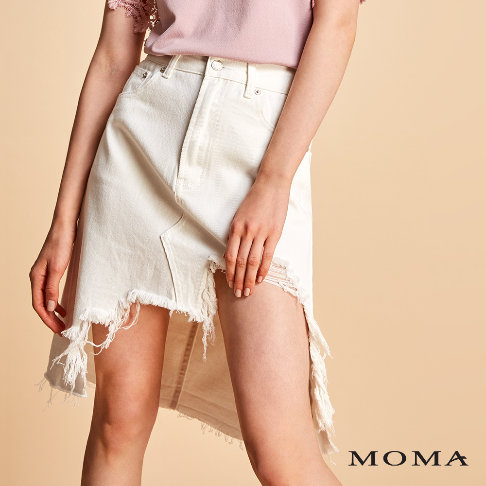 將牛仔裙以狂野的刷破處理展現街頭時髦姿態， 前身不規則的剪裁帶出視覺的活躍感， 俐落的設計成為街頭有型的代表。