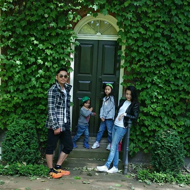 10 Potret Mesra Keluarga Angie 'Virgin' yang Kini Tinggal di Inggris