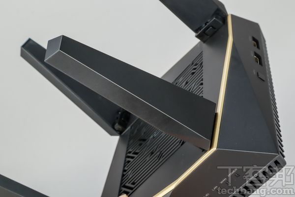 外部天線機身外部共4支5GHz Band 3/4天線，可選擇平放或是直立擺放。