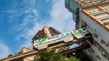 【中國-重慶旅遊】重慶輕軌慢遊之一.李子坝(壩)站.車馬穿樓過.山城心中留+李子坝抗戰遺跡公園夕陽
