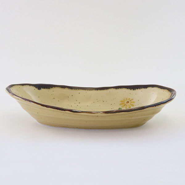 chrysanthem在法語中意為西洋菊西洋菊從中國和日本傳入美國和歐洲經過改進，回到了日本不管和食或西餐都很適合至於餐桌上使用歐洲的傳統製法，在日本製作就此產生了最適合日本的風格工匠們精心地逐一完成