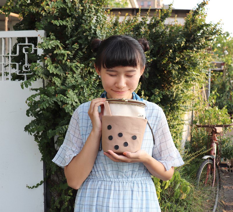 ✿little imperfection手縫造型口金包✿ 小巧可愛的隨身包 輕鬆背著走 前方小袋還可放公車卡等小卡片 上面一顆顆圓滾滾的珍珠和小吸管都是使用真皮製作！ 可以收納小物 帶著手機/錢包/鑰