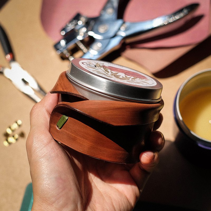 Wax Valley x Papacraft製作的皮革蠟燭版 獨家皮革蠟燭版讓我們以美學的方式營造氛圍。最終，Papacraft手工製作的真皮蠟燭燭台與Wax Valley的心形大豆蠟燭完美地融為一體