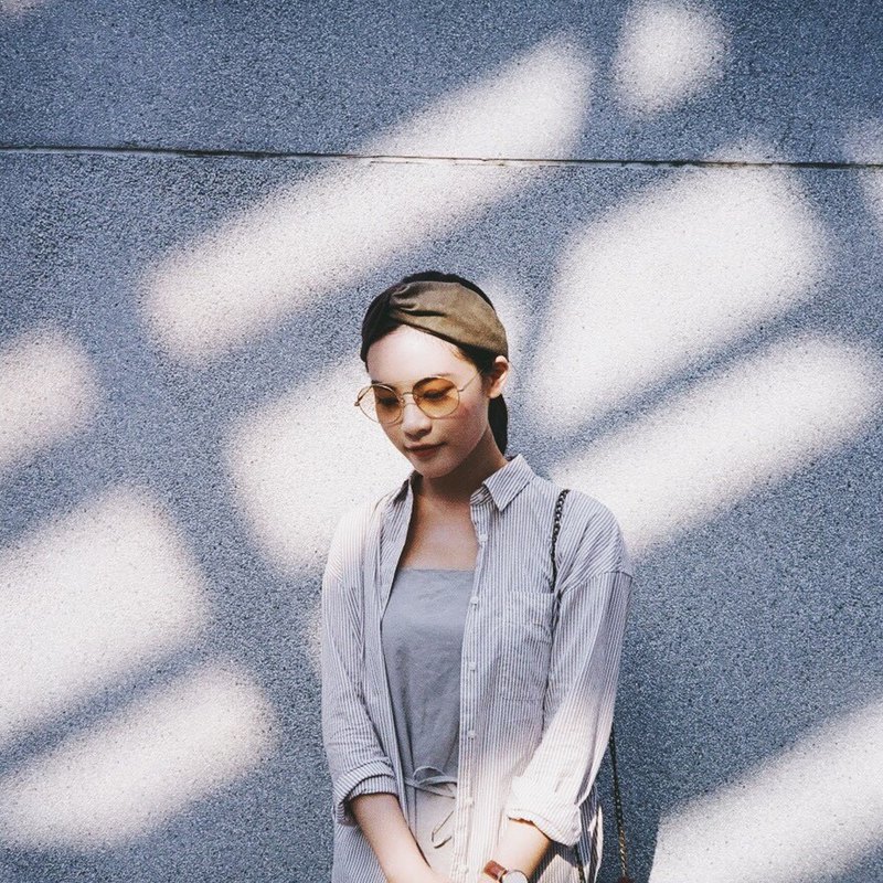 ►髮帶皆為設計師挑選布料少量製作，部分花色售完即無庫存，如有特殊配色想製作也可以另外詢問：）。 ►適合頭圍尺寸：54~57CM 髮帶寬度約：8公分 ►材質：丹青素色/復古花紋 麂皮絨布