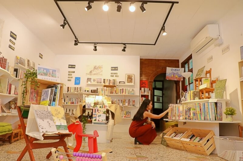 苗栗苑裡掀海風書店