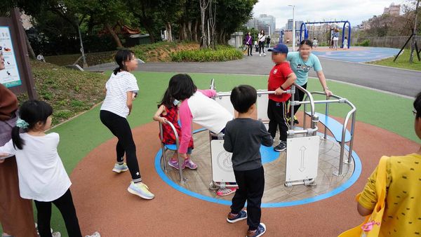 【新北市特色公園景點】員山公園-高度超過4公尺的超高速溜滑梯、滑草坡，不分年齡都可以玩的免費溜滑梯