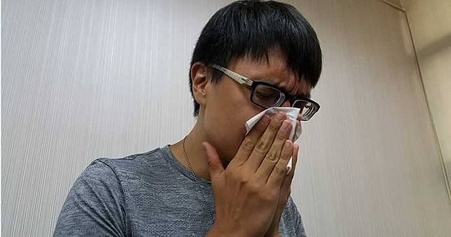 咳嗽太大力！下秒「整坨蜷曲小腸掉出」　男嚇壞急送醫塞回