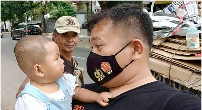 Viral Pemulung Bawa Becak Beri Susu pada Bayinya di Trotoar/ Foto: instagram