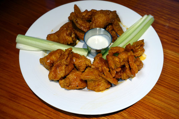 Hooters信義店-遠百信義A13餐廳推薦，HOOTERS美式餐廳大遠百14樓信義店，近看101及百萬級景觀的遠百深夜食堂，遠百信義A13聚餐餐廳