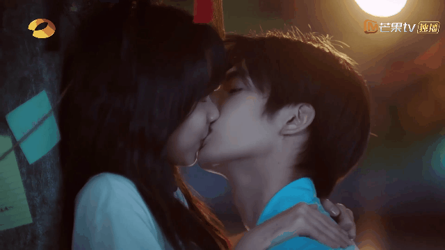 《以家人之名》尖尖&凌霄的爆甜名場面8：無尾熊式「樹咚吻」