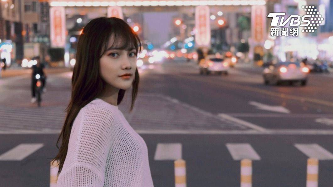 Re: [新聞] 機車正妹撞到人嚇哭！警趁機加LINE約：出