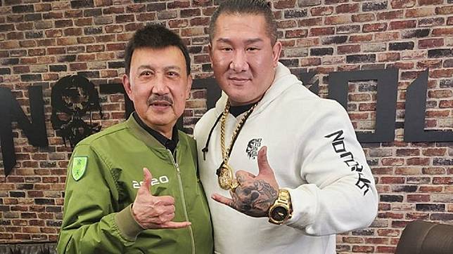 余天8日上館長的直播節目暢聊投入選戰的心路歷程。(圖／翻攝自飆悍臉書)