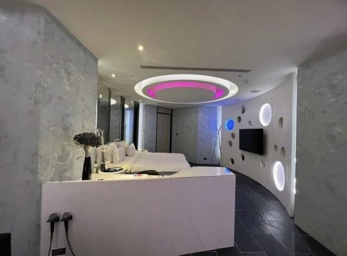 位於新莊的歐遊精品旅館這間台北汽車旅館，五種房型簡約典雅，剛好來台北洽公很剛好、情侶一起做台北情趣旅館很適合，帶家人孩子入住也很可以，這間台北motel房間寬敞、浴缸大，有些房型還附有SPA水療池和KTV設備，乾淨清爽環境適合台北汽車旅館休息，深受網友好評！