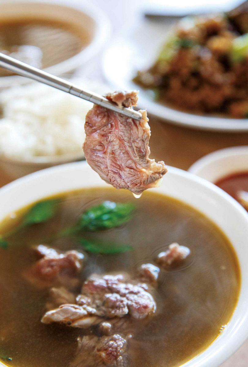 「花肉湯」以厚切花肉搭配九層塔，是潮州獨有的牛肉湯吃法。（100元／碗）（圖／宋岱融攝）