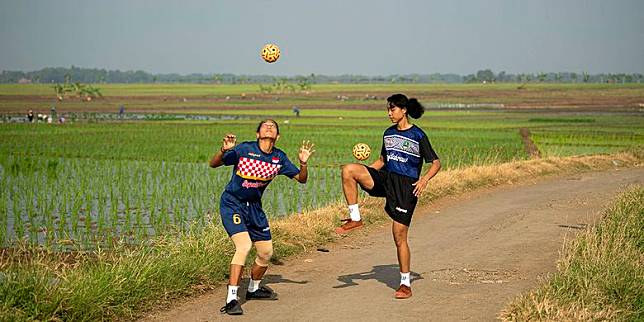 Cara Melakukan Servis Atas pada Sepak Takraw  Kompas.com  LINE TODAY