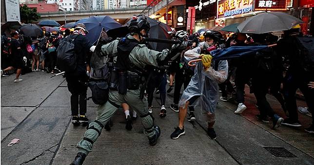 港警暴力鎮壓民眾！　台灣警察：警察違法憑什麼執法？