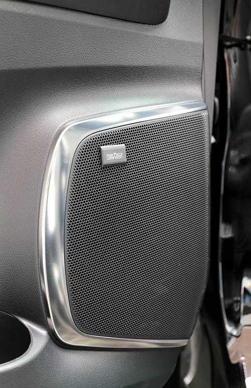 配備Mark Levinson鑑賞級的音響加上19支揚聲器，讓後座空間有如音樂廳。（圖／馬景平攝）