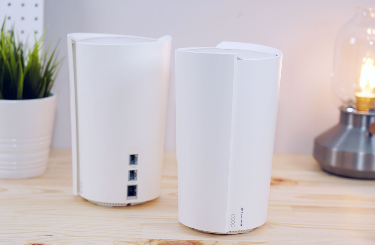 Deco X95 採用柱型設計，天線皆為隱藏的內建式，看起來還蠻像是家中裝飾用的藝術品，沒有太過硬派的科技感。