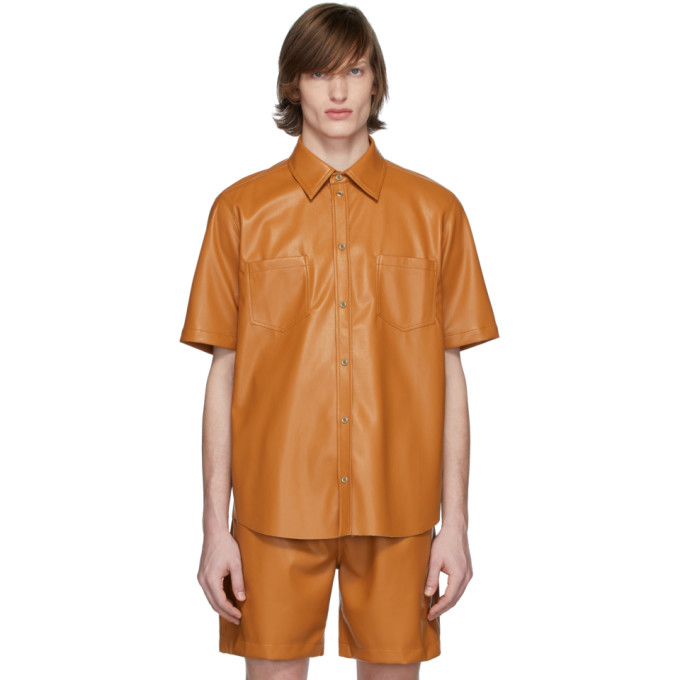 橙色短袖翻领衬衫，采用人造皮革面料。按扣前襟，胸部贴袋，衬衫式下摆。银色珐琅五金。供应商配色：Burnt orange