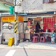 排骨酥湯、招牌筒仔米糕｜超便宜筒仔米糕店，只要３０元就可以吃到