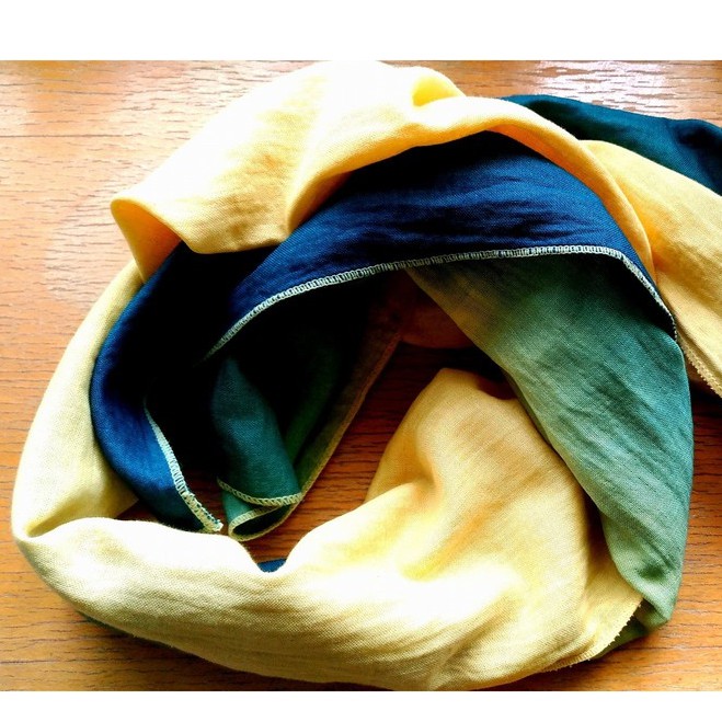 品名: WILDGREEN 冶綠有機棉【植物染棉紗圍巾】品牌: WILDGREEN 冶綠有機棉材質: 100% 有機棉 植物染產地: 台灣製尺寸: 140cm*48cm天氣漸涼了，今年我們嘗試了新的作