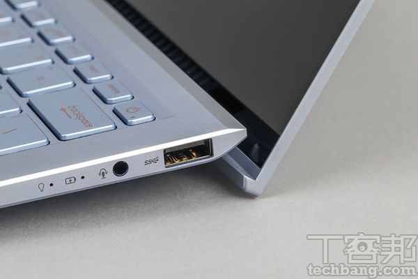 ErgoLift軸承設計打開螢幕上蓋時，會順勢墊起機身的高度，提供更好的打字角度。