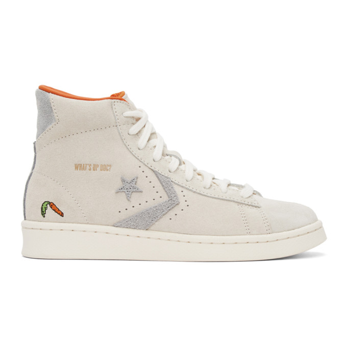 灰色和灰白色配色高帮运动鞋，采用绒面革面料。圆头，白色系带。软垫鞋领，后跟贴片白色徽标压花。侧面标志性星星贴花和穿孔细节，外侧金色文字压花和绿色和橙色配色图案刺绣，橙色粒面皮革和灰白色网眼衬里。灰白色