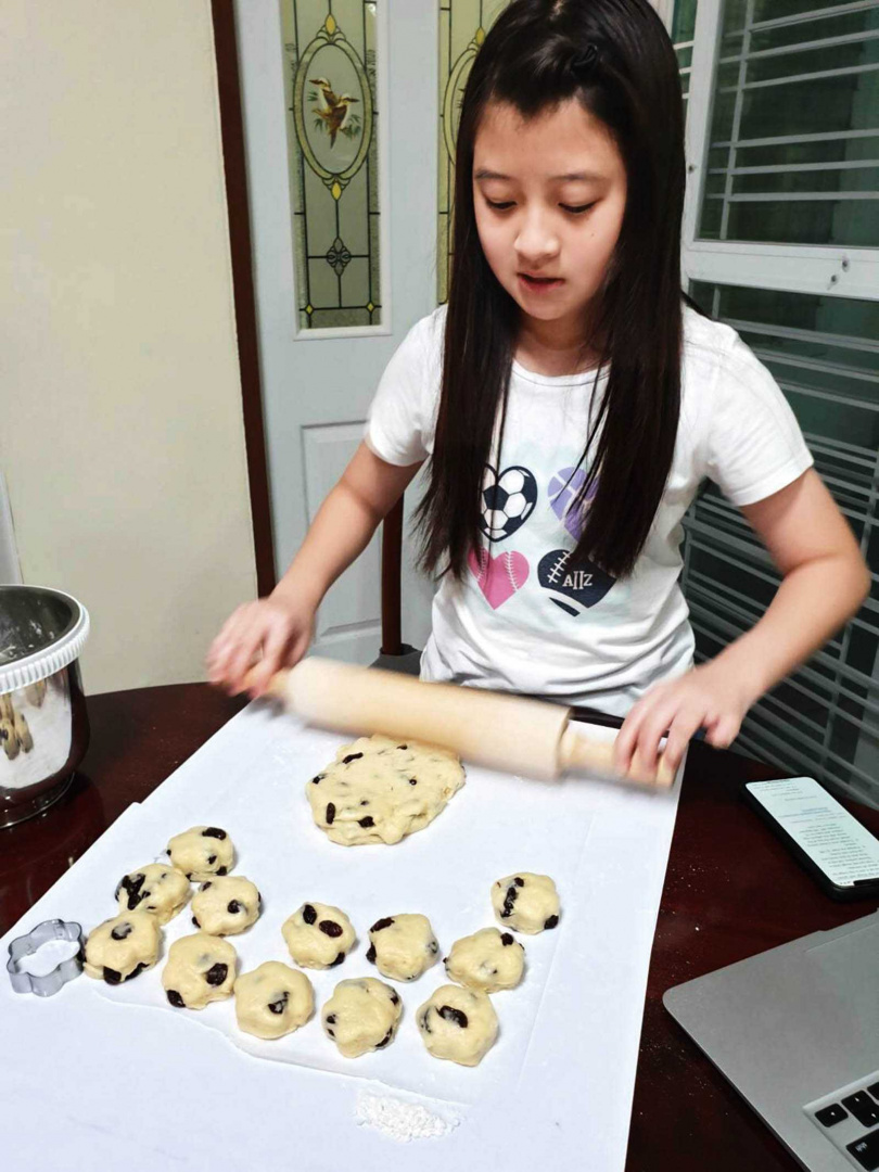 蓋兒歌唱得好聽，手藝更是嚇嚇叫，餅乾烘焙、泰式酸辣湯和青木瓜沙拉都難不倒她。（圖／量子娛樂提供）