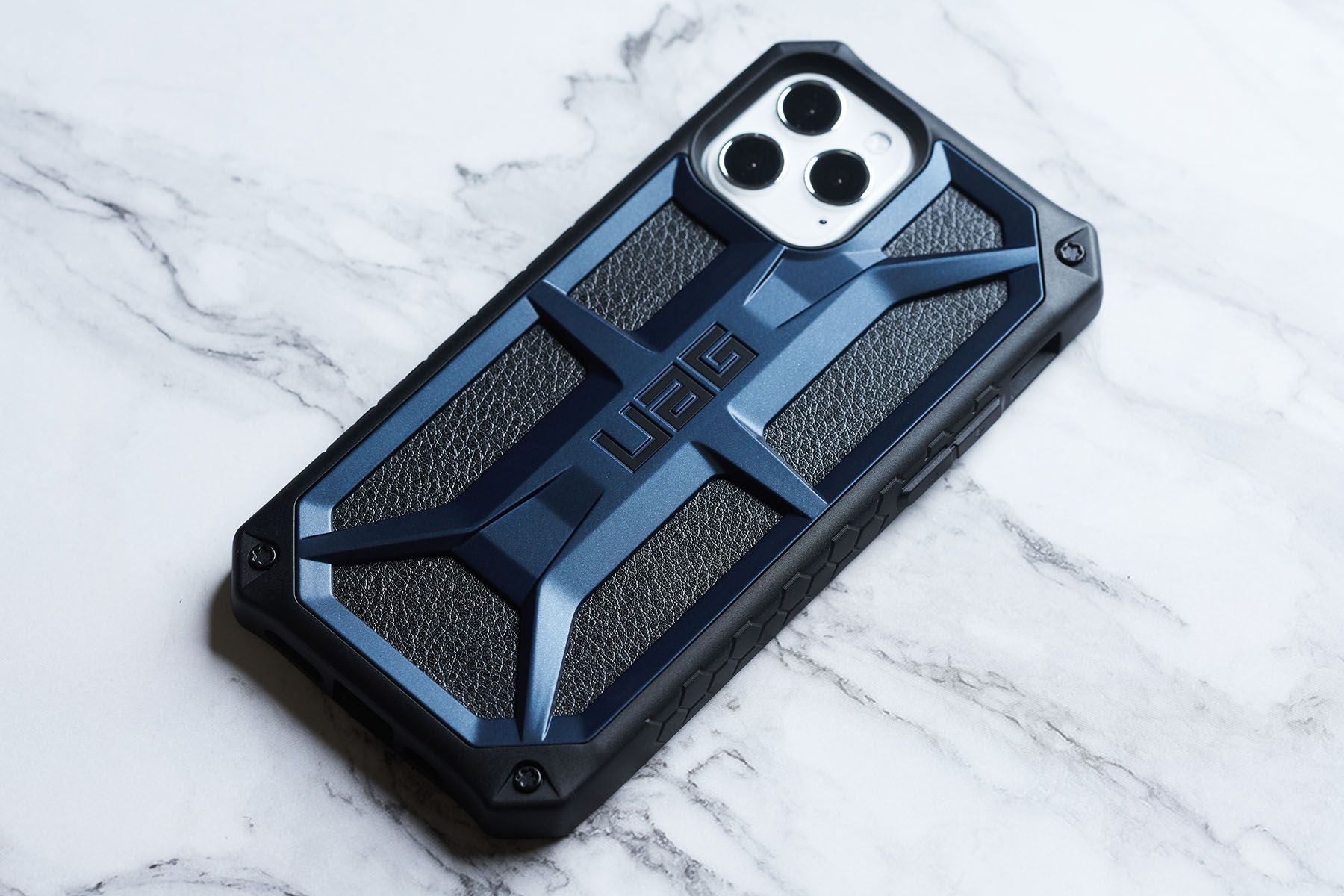 頂級系列不僅提供了極完整的全機包覆，背板上特殊的立體結構也營造了充裕的緩衝空間，能將碰撞或摔落時直導手機機身的衝擊力大幅度降低。