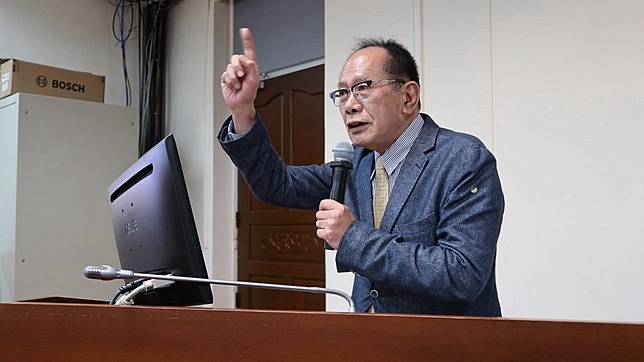 國民黨立委陳超明質詢惹議。(圖／翻攝自陳超明臉書)