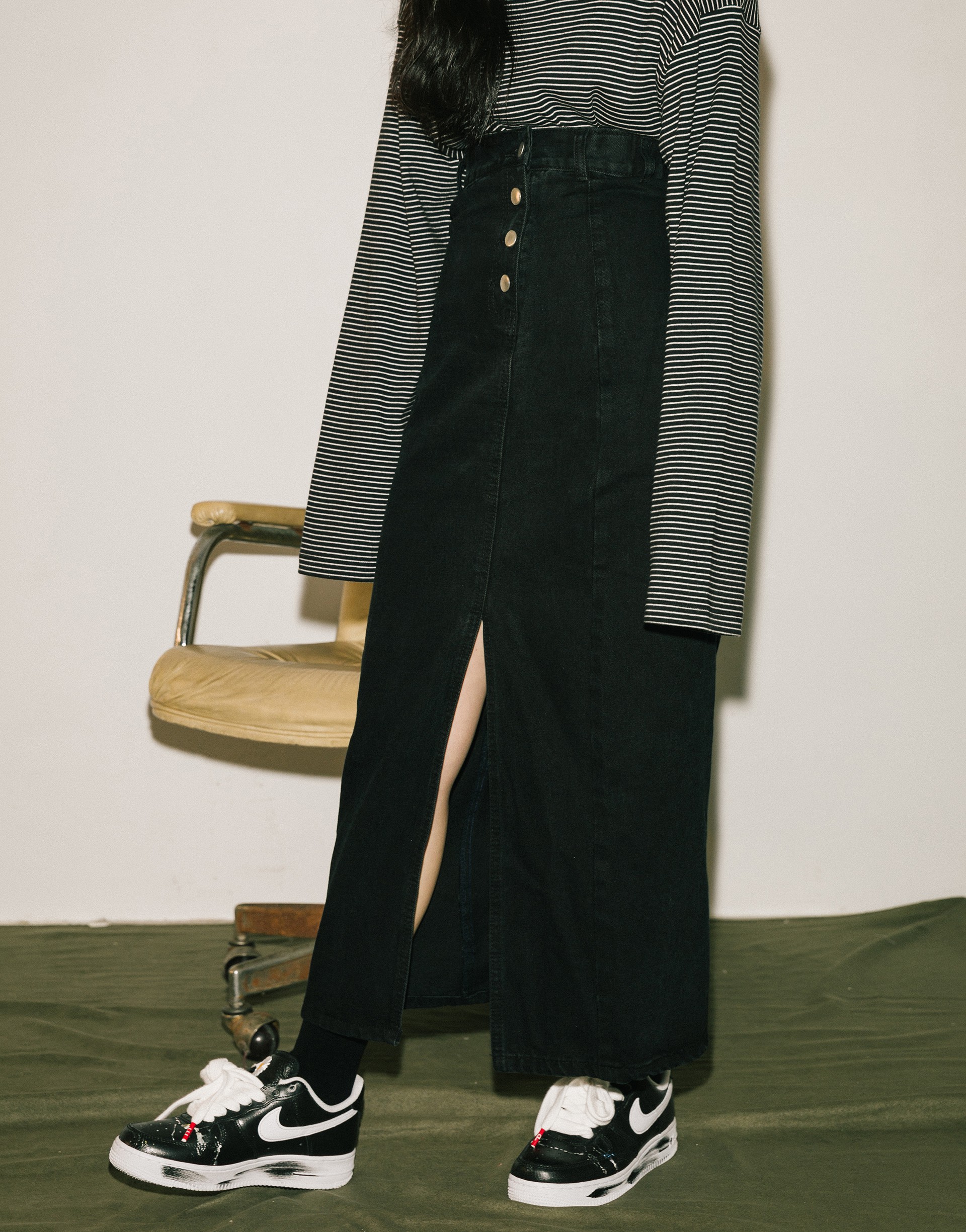 水洗牛仔面料/側邊開釦造型設計/造型排釦只有第一可打開,下面是開拉鍊/後腰圍有鬆緊帶