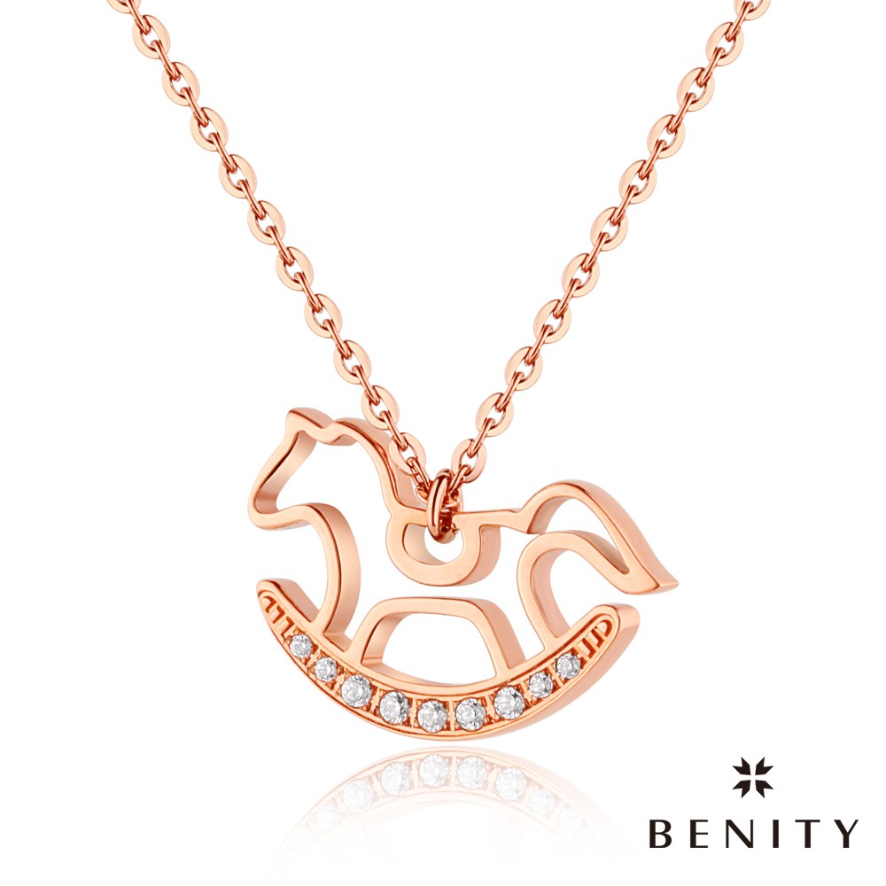 ★ 316L 醫療級白鋼★ 八心八箭璀璨CZ美鑽★ 白鋼珠寶極致工藝之美產品名稱：BENITY 遊樂園 白鋼 IP玫瑰金 女鍊產品款號：EGP0705B墜飾材質：白鋼/IP玫瑰金墜飾尺寸：14*20m