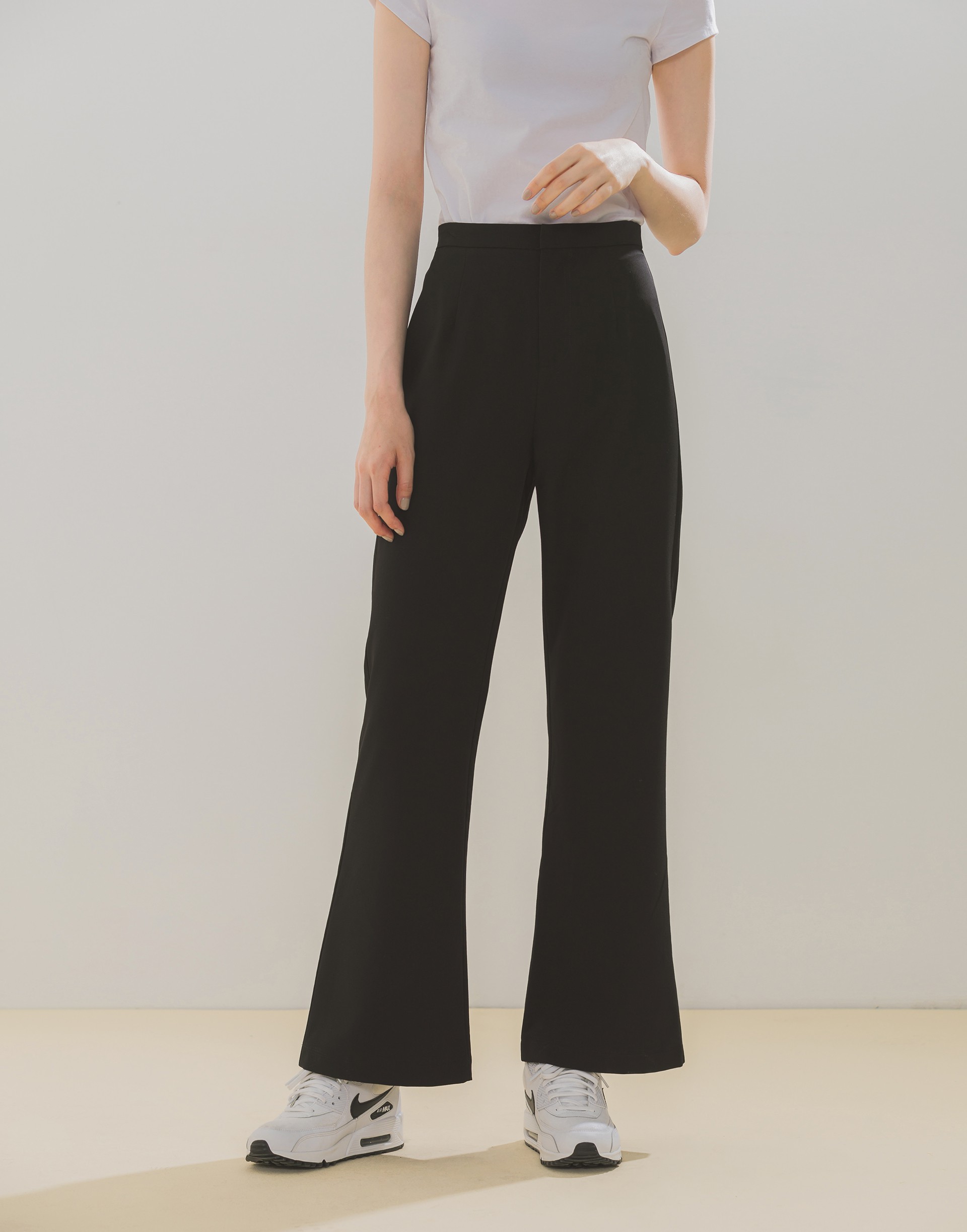 彈性：適中 高質感薄料西裝布面料、微喇叭落地版型、無口袋、背面為假口袋設計、極簡設計