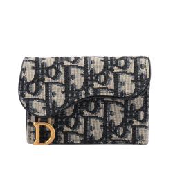 ◎品牌經典 辨識度高|◎皮革材質 質感絕佳|◎精緻設計 尊爵不凡品牌:ChristianDior迪奧品牌定位:國際精品款式:卡夾適用性別:女生尺寸:W10.5*H7cm外層材質:動物真皮革顏色:黑色系