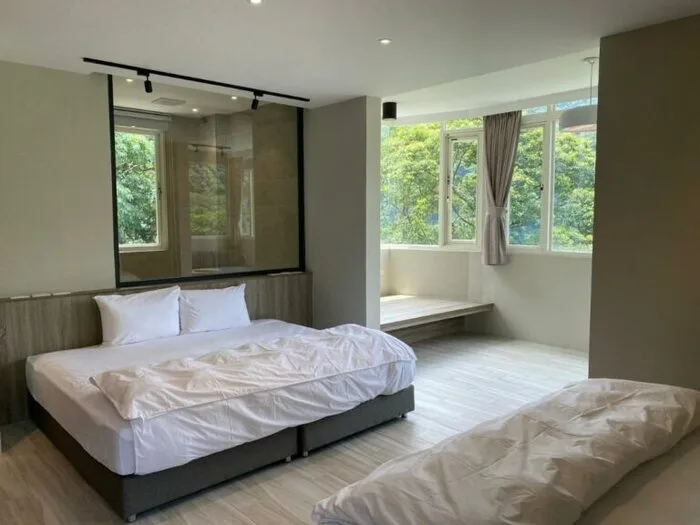 足利司拉是位於新北烏來的高質感旅宿，身處天然山中，隨時都可享受氤氳繚繞的山景、以及可以泡烏來溫泉，溫泉浴池也是足利司拉一大賣點之一。司拉( Sla ) 是泰雅語「水田」之意，店家希望造訪這地的旅人們能站在司拉這塊美麗的土地上，享受一切美好。