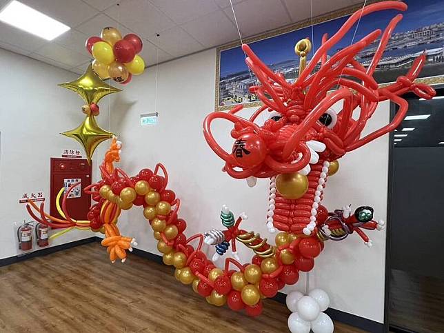 周光明致贈馬公市公所兩條氣球巨龍氣球，增添春節喜氣。(馬公市公所提供)