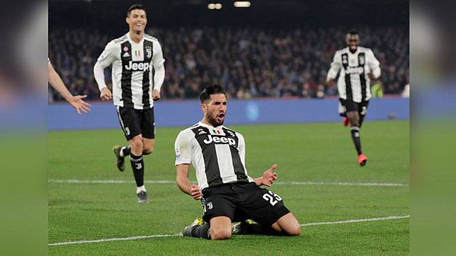 Gelandang Juventus, Emre Can melakukan selebrasi bersama rekannya Cristiano Ronaldo setelah mencetak gol ke gawang Napoli dalam pertandingan Liga Italia di Stadio San Paolo, Naples, 3 Maret 2019. Juventus kalahkan Napoli 2-1.   REUTERS/Ciro De Luca