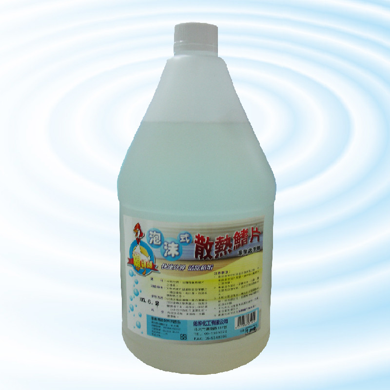 【特性】 專業強效配方，用於冷氣、空調、冰櫃等散熱片之清潔，能於散熱葉片細縫，快速分解髒污，清除積垢、氧化層，迅速恢復散熱功率。 【使用方法】 以泡沫專用噴槍，用力噴灑出泡沫塗佈於散熱葉片，待泡沫變黑