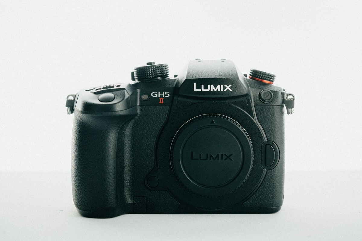 Panasonic GH5 II 作為 M4/3 卡口家族的新成員，帶來了許多全新並且獨特的優勢，擁有絕佳的操作手感、強大的對焦系統，還有優秀的畫質，以及卓越的防手震功能，同時卻不會失去輕便性。